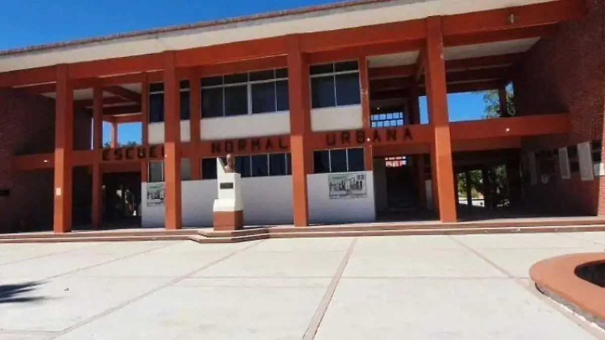 Con 81 años y más de 5 mil egresados la escuela normal urbana celebra su aniversario